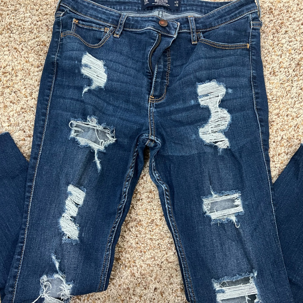 Adorable dark denim distressed hollister jeans. Hardly worn. Great material.